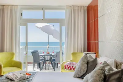 Image de Steps Away from Oura Beach! 3 Family Suites, 2 Outdoor Pools, Free Parking!