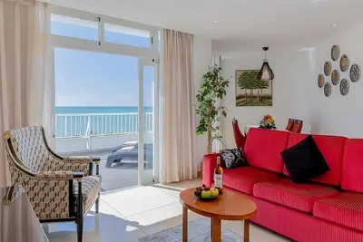 Image de Oura Beach Escapade! Four Relaxing Suites with Kitchenettes, Pool, Beachfront!