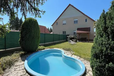 Image de Maison de vacances avec petite piscine, jardin et terrasse