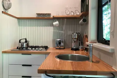 Image de Secluded cottage with outdoor bath, river access, bikes, and farm animals.