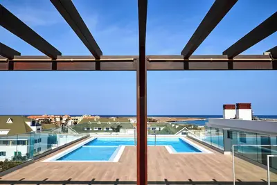Image de Luxurious apartment with spacious living area and balcony.