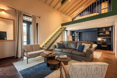 Image de A fully renovated two-bedroom loft in the heart of Casco Antiguo, offering private access, generous space and refined comfort for up to 5 guests in Panama City’s most iconic historic district.