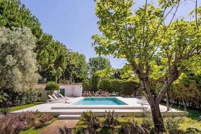 Image de Relax in Style - Prime Spot with Garden & Natural Pool