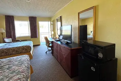 Image de 2 Comfortable Units | Explorer-Friendly Stay | Scenic Forest & State Park Trails