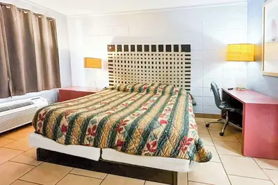 Image de 4 Group-Friendly Rooms Near Parks, Trails & Popular Albany Attractions