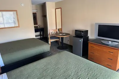 Image de 2-Room Escape with Free Parking & Breakfast – Convenient I-40 Location