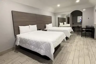 Image de Room w/ Kitchenette, Off Highway 249 | Willowbrook Mall & Dining Nearby