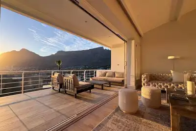 Image de Luxury Tamboerskloof stay: panoramic Table Mountain views + secure parking