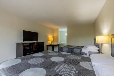 Image de Pet-Friendly Stay w/ Breakfast + Parking | 3 Rooms for Families & Groups