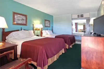 Image de 2 Restful Rooms w/ 2 Queen Beds – Relax, Refuel, & Explore Route 66 Beauty
