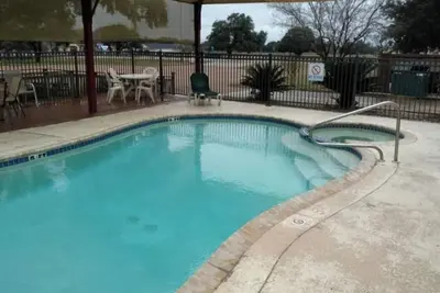 Image de Cuero Stay with Prime Location – Close to Highways & Local Hotspots, w/ Parking