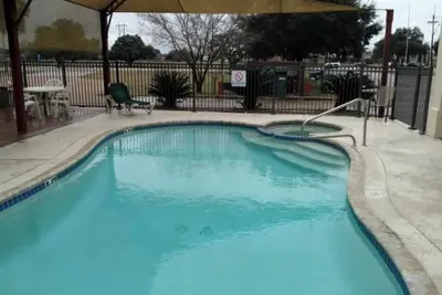 Image de Group Getaway w/ Pool –  3 Rooms, Convenient Base for Shopping & Highway Travel