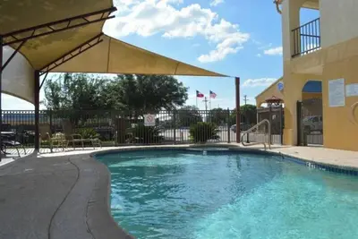 Image de Family-Friendly Stay – 4 Rooms, Onsite Pool & Convenient Location for Travelers