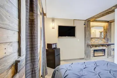 Image de Budget-Friendly 3-Room Accommodations w/ Parking – Steps from Dining & Eateries