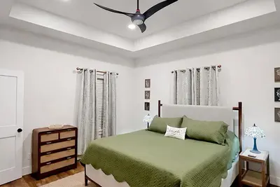 Image de New! ! Remodeled downtown home. Golf cart available. Walk to Broad St.