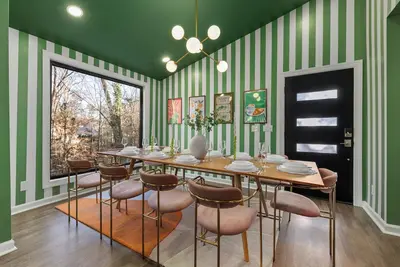 Image de Treehouse Retreat, House+Private Guest suite, Sleeps 14, Hot tub, Fire pit