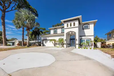 Image de The Azure Villa 5br 3. 5 bath heated pool hot tub close to Gulf Beach Clearwater