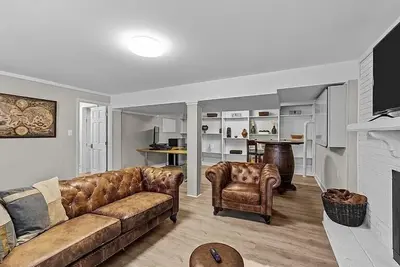 Image de Cozy and Spacious North Hills Retreat