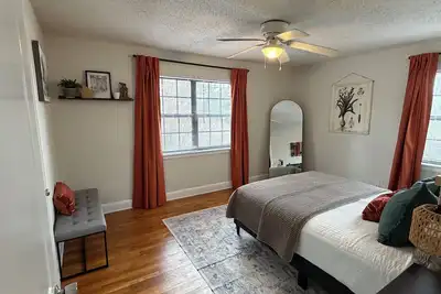 Cozy 2 Br Close to Masters & Downtown!