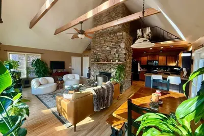 Image de Unique Rustic Mountain Chalet with Hot Tub