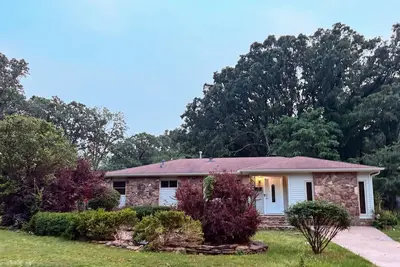 Image de Spacious House that is centrally-located in the heart of Sherwood!