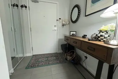 Image de Quiet Area; centre of Vancouver;by False Creek, SeaWall, Casino, Bc Stadium, Shops