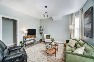 Image de 2-bedroom apartment in soothing Cincinnati with excitement only steps away!