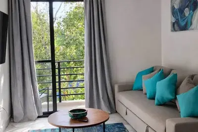 Image de Modern 2 bedroom apartment with Pool View and access to the vibrant city heart.