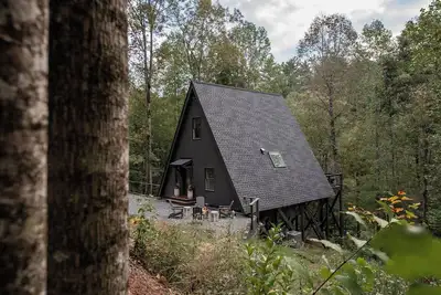 Image de Contemporary A-Frame Retreat with Hot Tub