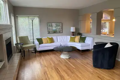 Image de 3-bedroom home on a quiet cul-de-sac. Fenced yard. Laundry Room.
