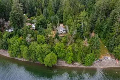 Image de Spacious Waterfront Gathering w/ Private Beach on the Puget Sound Nature Retreat