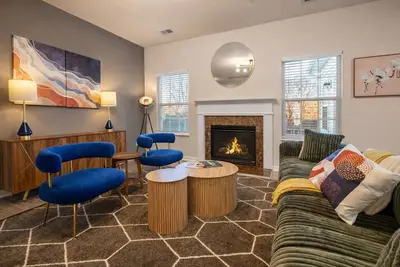 Image de 5br Retreat Near Outlets+Clt Airport • Sunroom+Fireplace • King+Bunk Beds