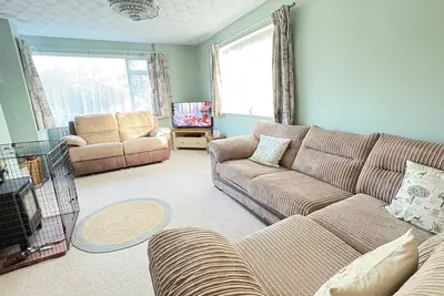 Image de Dog friendly bungalow, enclosed garden & parking. Ideal for coast or country.