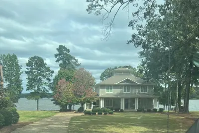 Image de Lakefront Lake Oconee Retreat ~ 5br/4. 5ba ~ Masters Week Only