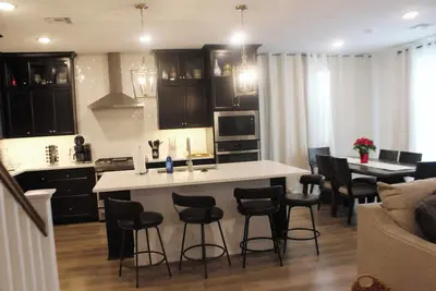 Image de Beautiful 5-bedroom house with Large Patio backyard in charming Lathrop