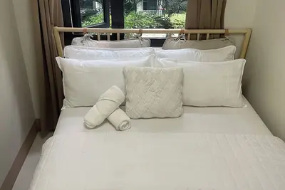 Image de Cozy 1-bedroom condo in serene Pasay City with Ac