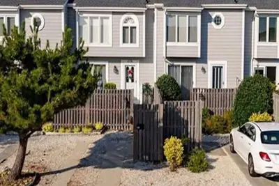 Image de Charming Avalon Townhome with great outdoor living space, convenient to town center, tennis/pickleball courts, and a few short blocks to great beaches.