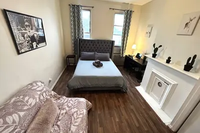 Image de Peaceful Bushwick 2br, Steps from 3 Subway Lines!