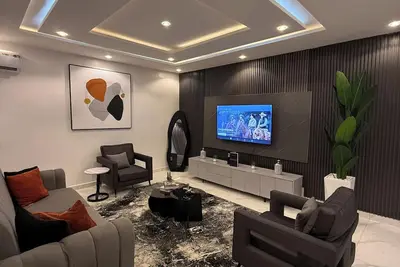 Image de 4-bedroom house in enchanting Victoria Island with Ac