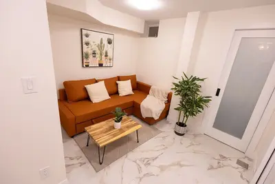 Image de Bright & Stylish Renovated Basement close to Downtown