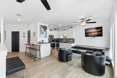 Image de Upscale Waterfront Home W/ Hot tub & Rooftop Balcony!