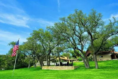 Image de Gated Lakefront villa with pickleball court, fire-pit, stunning views, and more!