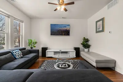 Image de Near UChicago, 3br Apt, Parking, W/D, 2 Workspaces