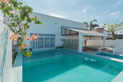 AleseaBaroro: Private Beachfront Villa - Pool, Jacuzzi