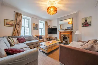 Image de Walk to shops, station and stadium, with fireplace