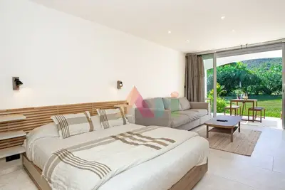 Image de Suite Élégante à Anse Marcel avec Climatisation et Parking