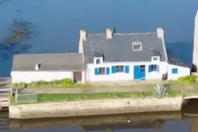 Image de Beautiful waterfront house with direct access to the water.