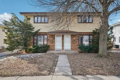 Image de Modern, impeccably styled, a seamless convenience in a prime, quiet location.
