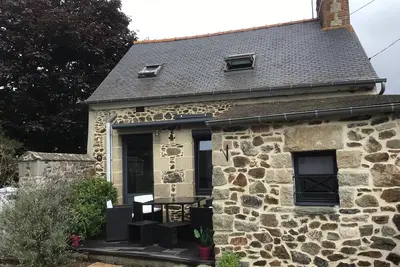 Image de Maison de campagne en pierres, proche de la mer.