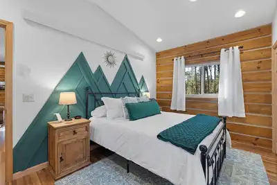 Image de Cozy Log Cabin Retreat on 10 private acres near Custer, Sd. Sleeps 4, full kitchen, 3/4 bath. Nestled in rolling hills, enjoy serene views, starry nights, relaxing meadows, and Black Hills adventures. Perfect to unplug and make memories!